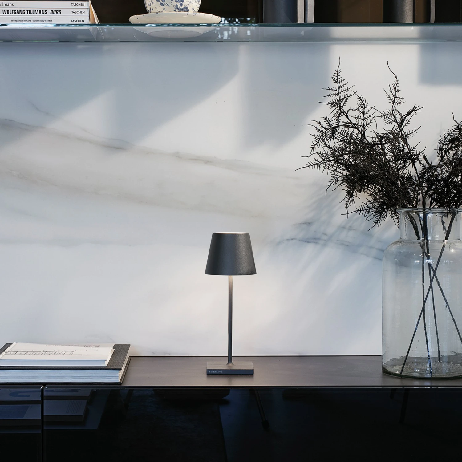 Zafferano Poldina Mini Da Tavolo Accu IP65 Grigio 2 Zafferano Poldina Mini Da Tavolo Accu IP65 Grigio - immagine 2