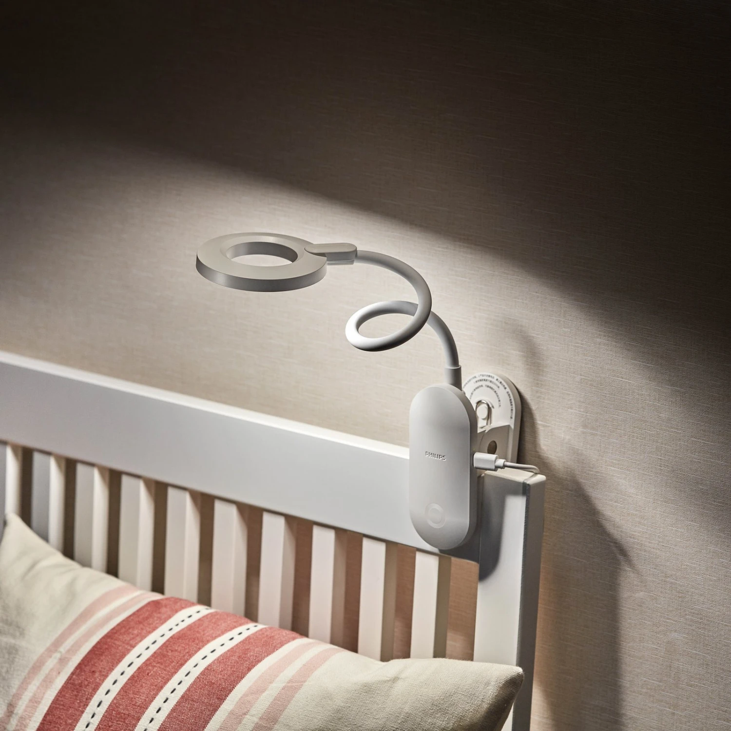 Philips Forys Lampada LED A Morsetto Con Batteria 1 Philips Forys Lampada LED A Morsetto Con Batteria