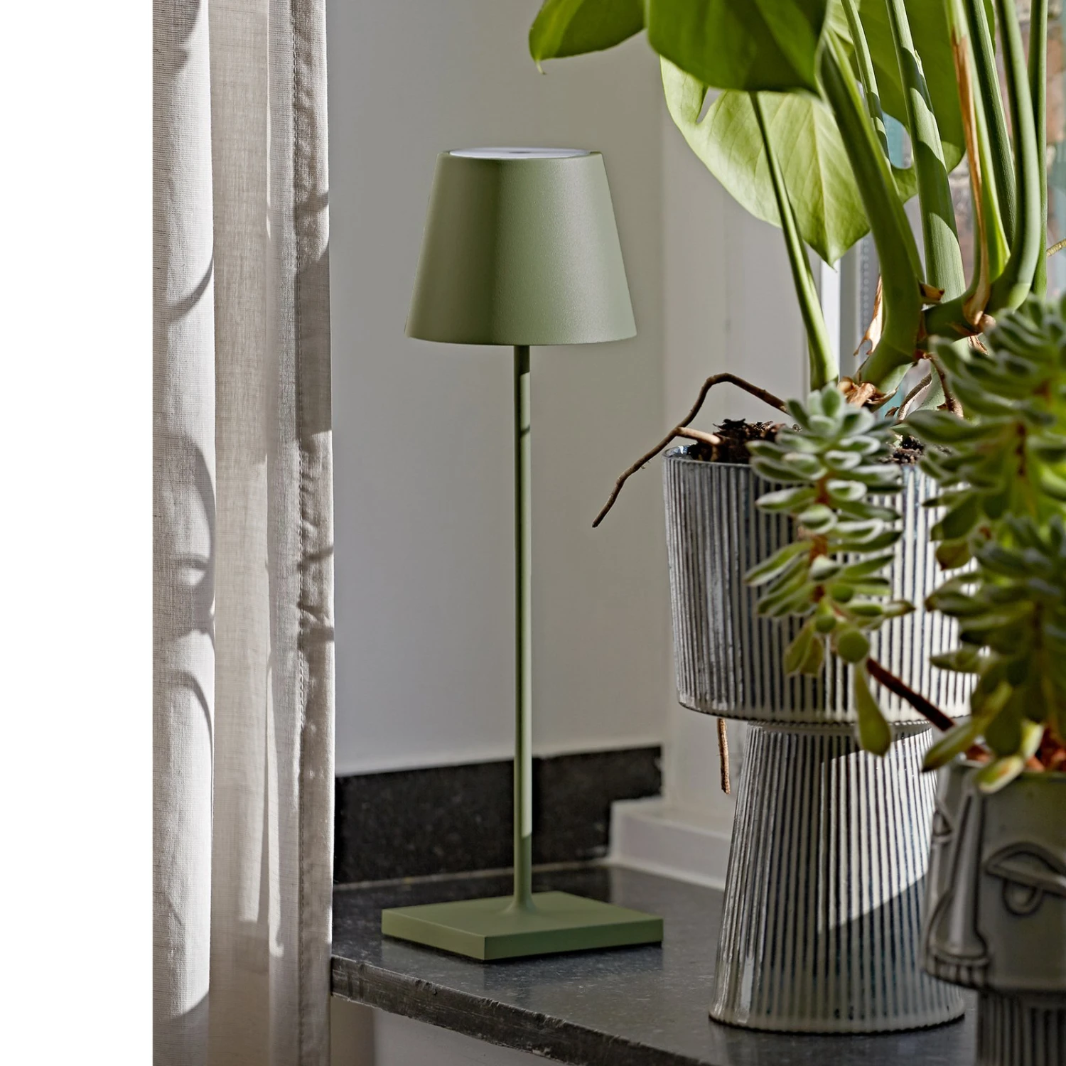 Nuindie IP54 Lampada LED Da Tavolo Ricaricabile 38 Cm Rotonda USB-C Abete 1 Nuindie IP54 Lampada LED Da Tavolo Ricaricabile 38 Cm Rotonda USB-C Abete