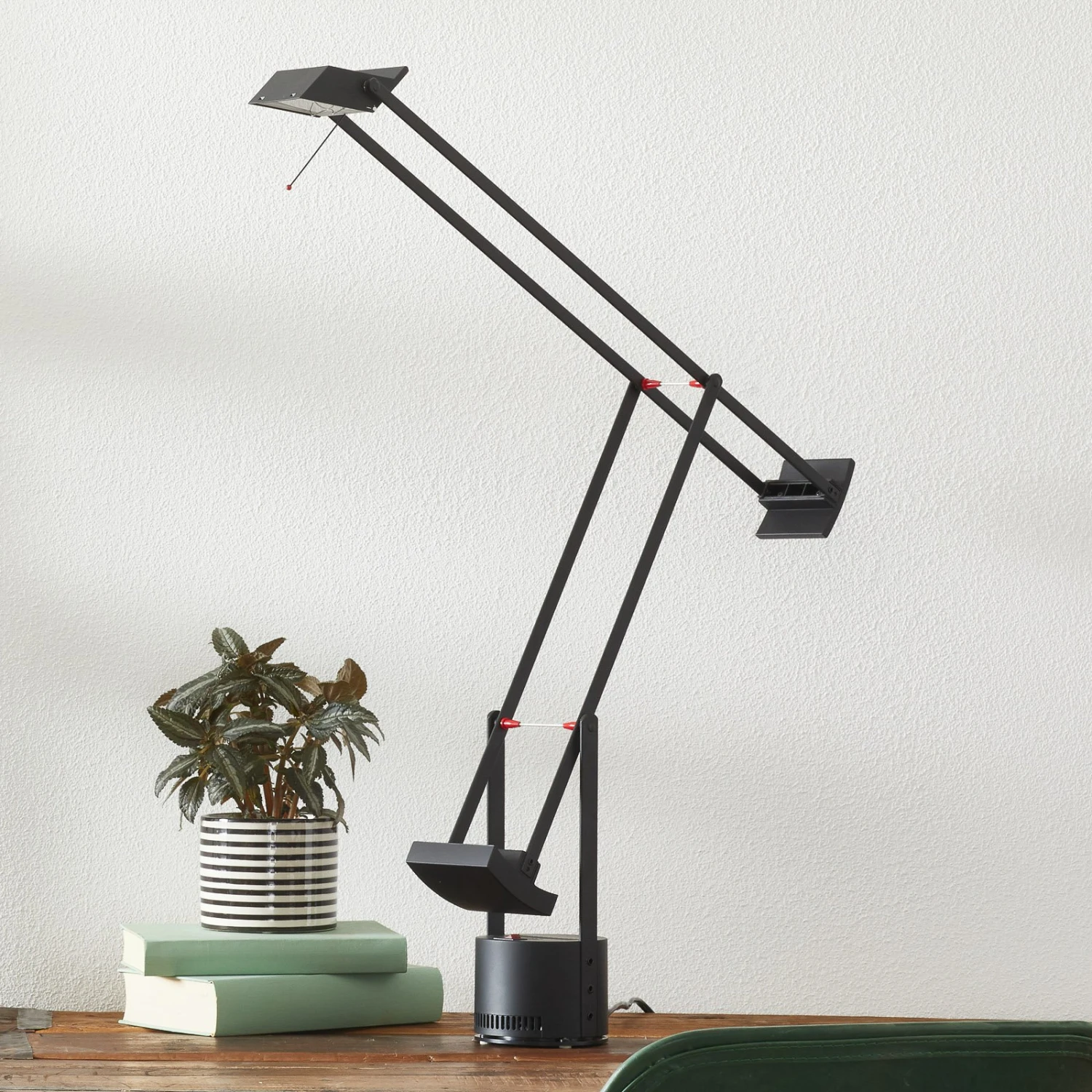 Artemide Tizio 35 Lampada Da Scrivania 2 Artemide Tizio 35 Lampada Da Scrivania - immagine 2