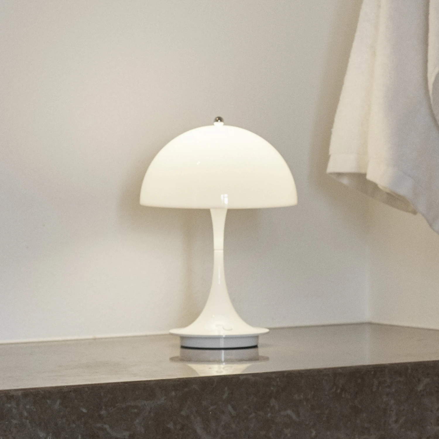 Louis Poulsen Panthella Portable V2 LED Bianco 2 Louis Poulsen Panthella Portable V2 LED Bianco - immagine 2