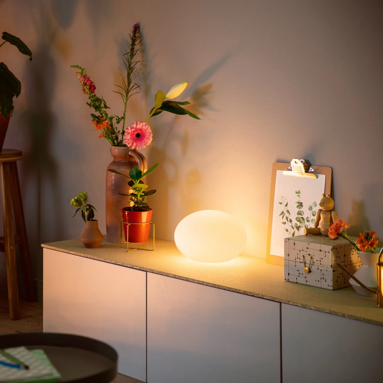 Philips Hue Flourish LED RGBW Lampada Da Tavolo 2 Philips Hue Flourish LED RGBW Lampada Da Tavolo - immagine 2